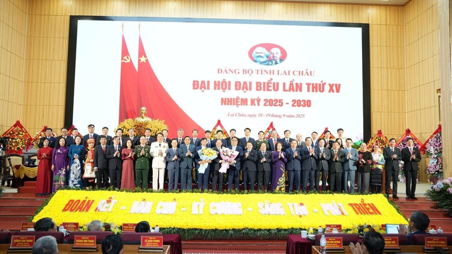 Ông Phan Thăng An, Phó Trưởng ban Tổ chức Trung ương và ông Nguyễn Quốc Trị, Thứ trưởng Bộ Nông nghiệp và Môi trường tặng hoa Ban Chấp hành Đảng bộ tỉnh Lai Châu khóa XV. (Ảnh: Trung tâm báo chí Đại hội) Ông Phan Thăng An, Phó Trưởng ban Tổ chức Trung ương và ông Nguyễn Quốc Trị, Thứ trưởng Bộ Nông nghiệp và Môi trường tặng hoa Ban Chấp hành Đảng bộ tỉnh Lai Châu khóa XV. (Ảnh: Trung tâm báo chí Đại hội)