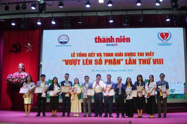 Nhà báo Nguyễn Toàn Thắng – Tổng biên tập Tạp chí Thanh niên, Trưởng ban tổ chức Cuộc thi và ông Đỗ Mạnh Hùng - nguyên Phó nhiệm Văn phòng Quốc hội, Phó Chủ tịch Hội Bảo trợ người khuyết tật và trẻ mồ côi Việt Nam trao Giấy chứng nhận đơn vị đồng hành Nhà báo Nguyễn Toàn Thắng – Tổng biên tập Tạp chí Thanh niên, Trưởng ban tổ chức Cuộc thi và ông Đỗ Mạnh Hùng - nguyên Phó nhiệm Văn phòng Quốc hội, Phó Chủ tịch Hội Bảo trợ người khuyết tật và trẻ mồ côi Việt Nam trao Giấy chứng nhận đơn vị đồng hành