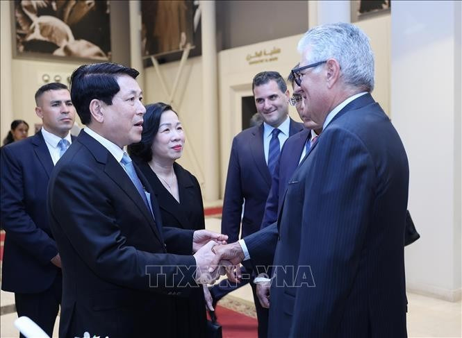 Chủ tịch nước Lương Cường chia sẻ cảm xúc với thân nhân cố Tổng thống Ai Cập Gamal Abdel Nasser sau khi tham quan bảo tàng. (Ảnh: Lâm Khánh/TTXVN)