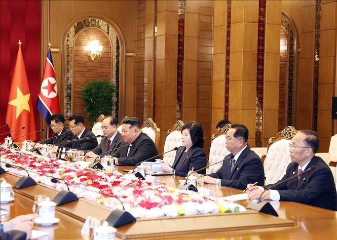 Tổng Bí thư, Chủ tịch Quốc vụ CHDCND Triều Tiên Kim Jong Un và Đoàn cấp cao Triều Tiên tại cuộc hội đàm với Tổng Bí thư Tô Lâm. Ảnh: Thống Nhất/TTXVN Tổng Bí thư, Chủ tịch Quốc vụ CHDCND Triều Tiên Kim Jong Un và Đoàn cấp cao Triều Tiên tại cuộc hội đàm với Tổng Bí thư Tô Lâm. Ảnh: Thống Nhất/TTXVN