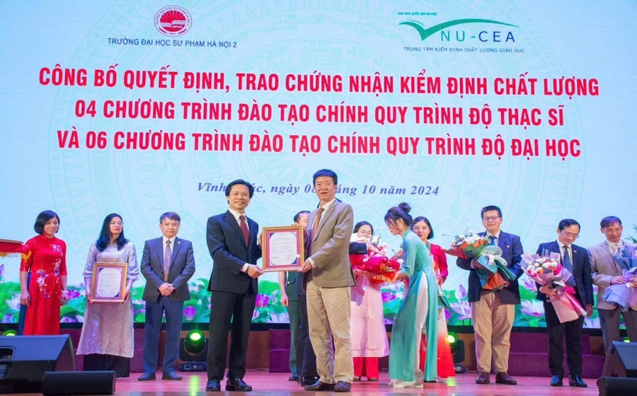 Lễ công bố Quyết định, trao Chứng nhận kiểm định chất lượng 4 Chương trình đào tạo chính quy trình độ Thạc sĩ và 6 Chương trình đào tạo chính quy trình độ Đại học. 14.jpg