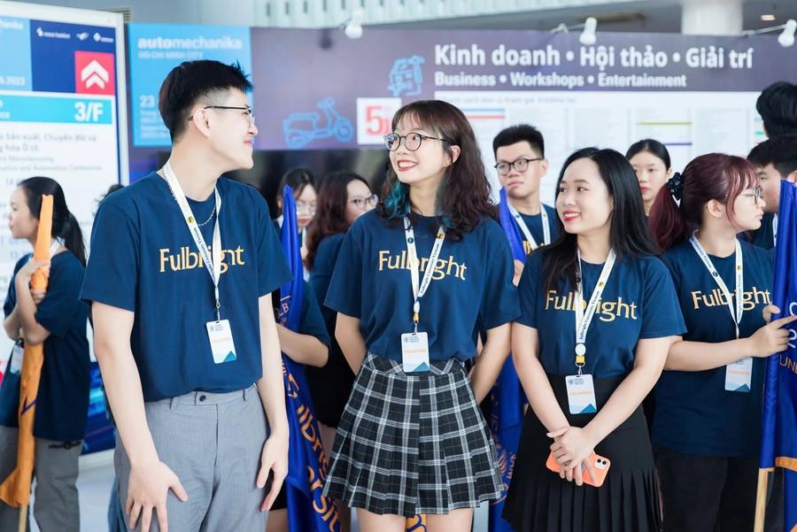 Quỳnh Hương (ở giữa) khởi nghiệp cùng dự án AllStep, cung cấp thiết bị hỗ trợ đi lại cho người bại não.