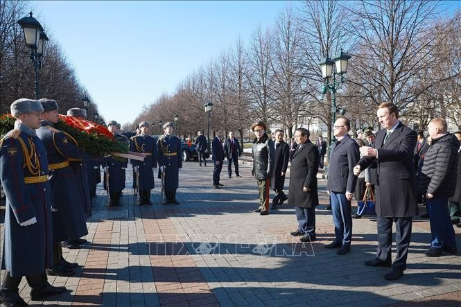 Thủ tướng Phạm Minh Chính đặt hoa tại Đài tưởng niệm Liệt sĩ vô danh Liên bang Nga ở thủ đô Moskva. Ảnh: Dương Giang/TTXVN