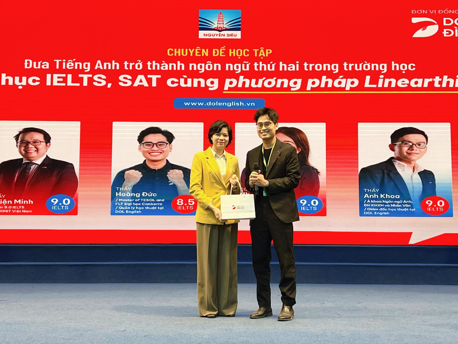 Diễn giả Hoàng Hưng Đức - Đại diện DOL English và đại diện Ban Giám hiệu trường THPT Nguyễn Siêu.