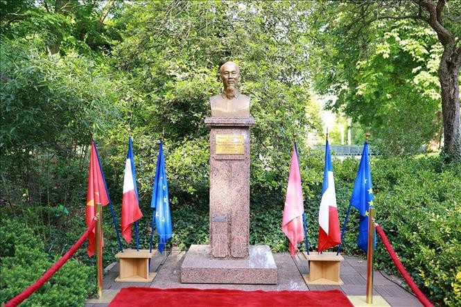 Tượng đài Chủ tịch Hồ Chí Minh trong Công viên Montreau ở thành phố Montreuil. (Ảnh: Dương Giang/TTXVN) Tượng đài Chủ tịch Hồ Chí Minh trong Công viên Montreau ở thành phố Montreuil. (Ảnh: Dương Giang/TTXVN)