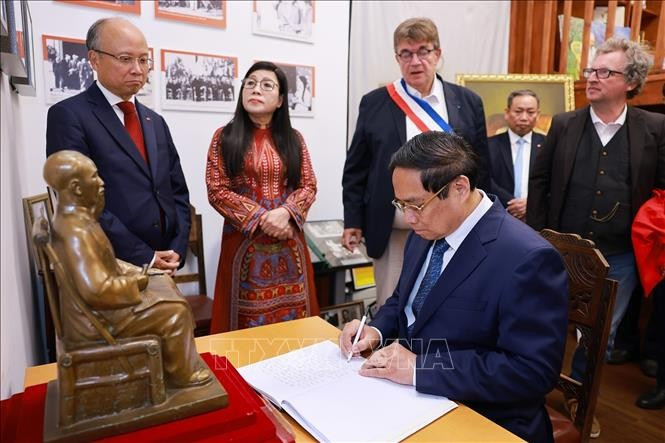 Thủ tướng Phạm Minh Chính viết lưu bút tại không gian trưng bày tư liệu, hiện vật về Chủ tịch Hồ Chí Minh. (Ảnh: Dương Giang/TTXVN) Thủ tướng Phạm Minh Chính viết lưu bút tại không gian trưng bày tư liệu, hiện vật về Chủ tịch Hồ Chí Minh. (Ảnh: Dương Giang/TTXVN)