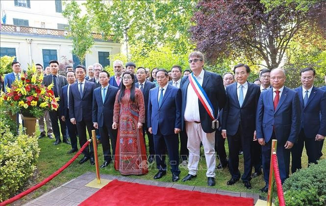 Thủ tướng Phạm Minh Chính và Phu nhân cùng các đại biểu tưởng niệm Chủ tịch Hồ Chí Minh. (Ảnh: Dương Giang/TTXVN) Thủ tướng Phạm Minh Chính và Phu nhân cùng các đại biểu tưởng niệm Chủ tịch Hồ Chí Minh. (Ảnh: Dương Giang/TTXVN)