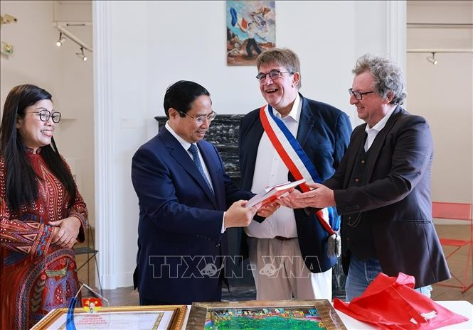 Lãnh đạo Bảo tàng Lịch sử sống Montreuil tặng Thủ tướng Phạm Minh Chính và Phu nhân cuốn sách về Chủ tịch Hồ Chí Minh. (Ảnh: Dương Giang/TTXVN) Lãnh đạo Bảo tàng Lịch sử sống Montreuil tặng Thủ tướng Phạm Minh Chính và Phu nhân cuốn sách về Chủ tịch Hồ Chí Minh. (Ảnh: Dương Giang/TTXVN)