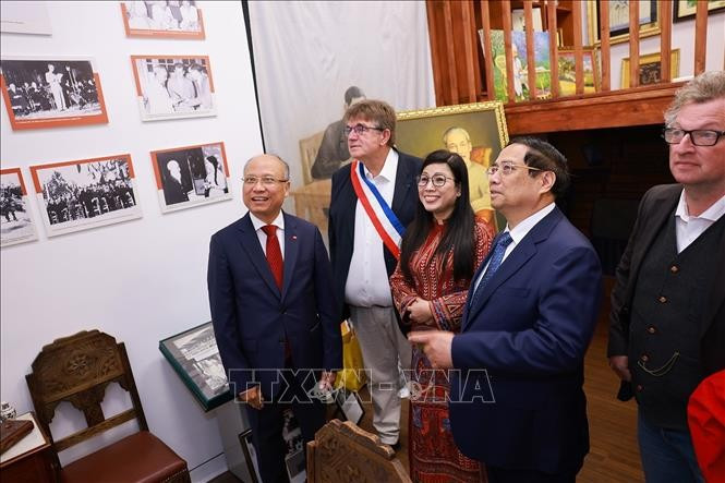 Thủ tướng Phạm Minh Chính và Phu nhân tham quan không gian trưng bày tư liệu, hiện vật về Chủ tịch Hồ Chí Minh. (Ảnh: Dương Giang/TTXVN) Thủ tướng Phạm Minh Chính và Phu nhân tham quan không gian trưng bày tư liệu, hiện vật về Chủ tịch Hồ Chí Minh. (Ảnh: Dương Giang/TTXVN)