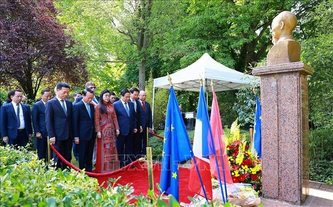 Thủ tướng Phạm Minh Chính và Phu nhân cùng các đại biểu tưởng niệm Chủ tịch Hồ Chí Minh. (Ảnh: Dương Giang/TTXVN) Thủ tướng Phạm Minh Chính và Phu nhân cùng các đại biểu tưởng niệm Chủ tịch Hồ Chí Minh. (Ảnh: Dương Giang/TTXVN)
