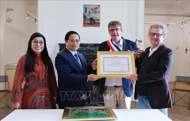 Thủ tướng Phạm Minh Chính trao Giải thưởng sáng tác, quảng bá tác phẩm văn học nghệ thuật, báo chí về chủ đề “Học tập và làm theo tư tưởng, đạo đức, phong cách Hồ Chí Minh” cho Giám đốc Bảo tàng Lịch sử sống Montreuil. (Ảnh: Dương Giang/TTXVN) Thủ tướng Phạm Minh Chính trao Giải thưởng sáng tác, quảng bá tác phẩm văn học nghệ thuật, báo chí về chủ đề “Học tập và làm theo tư tưởng, đạo đức, phong cách Hồ Chí Minh” cho Giám đốc Bảo tàng Lịch sử sống Montreuil. (Ảnh: Dương Giang/TTXVN)