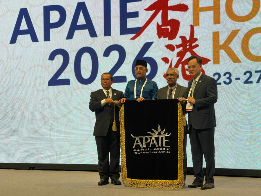 Trao cờ biểu tượng chuyển giao quyền đăng cai APAIE 2027 cho đại diện Malaysia.