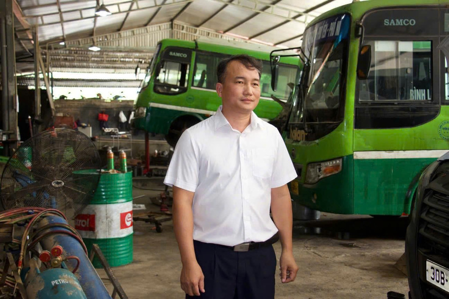 Ông Bùi Trung Dũng - Phó Giám đốc Agribank Chi nhánh Thái Nguyên cùng cán bộ xuống cơ sở động viên khách hàng. 63.jpg
