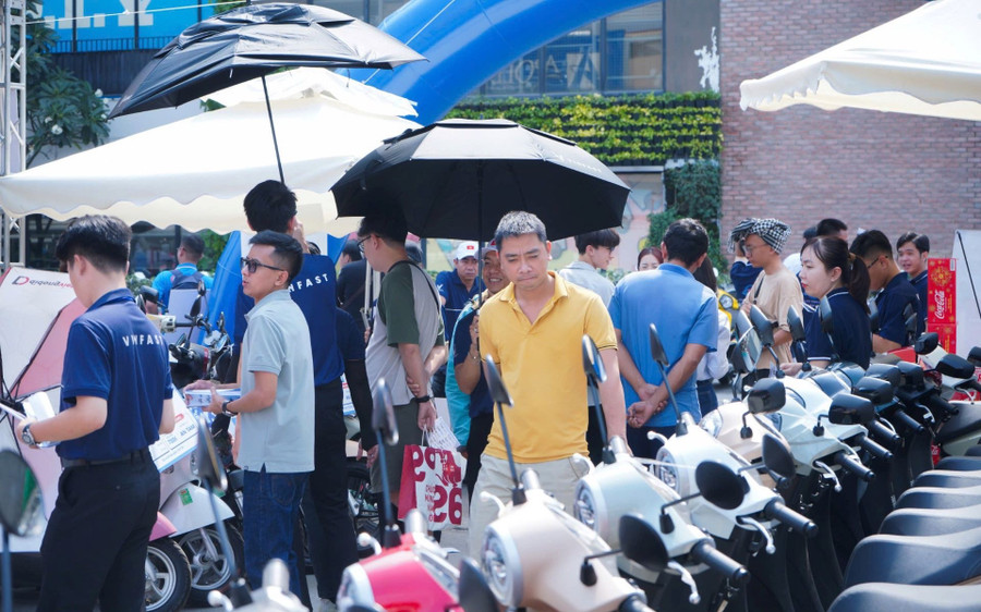 Chuỗi sự kiện “Đổi xăng lấy điện - Cùng VinFast kiến tạo tương lai xanh” của VinFast đã thu hút đông đảo khách hàng 3 miền.