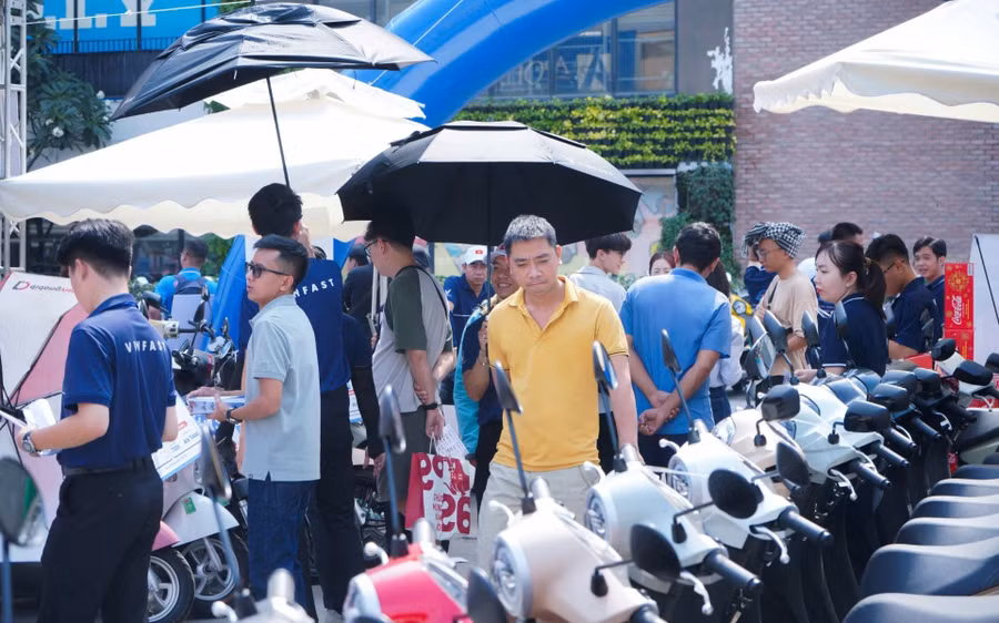 Chuỗi sự kiện “Đổi xăng lấy điện - Cùng VinFast kiến tạo tương lai xanh” của VinFast đã thu hút đông đảo khách hàng 3 miền.