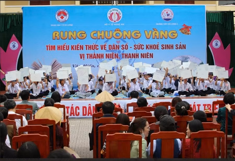 Cuộc thi “rung chuông vàng” cung cấp cho các em học sinh nhiều kiến thức về giới, sức khỏe sinh sản. Ảnh Vũ Đồng.