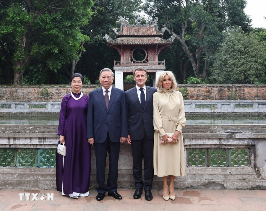 Tổng Bí thư Tô Lâm và Phu nhân cùng Tổng thống Pháp Emmanuel Macron và Phu nhân chụp ảnh chung trước Khuê Văn Các-biểu tượng của Thủ Đô Hà Nội.(Ảnh: Thống Nhất/TTXVN). 270-7621.jpg