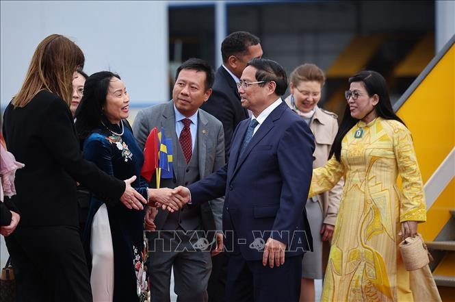 Cán bộ, nhân viên Đại sứ quán Việt Nam tại Thụy Điển đón Thủ tướng Phạm Minh Chính và Phu nhân. (Ảnh: Dương Giang/TTXVN) Cán bộ, nhân viên Đại sứ quán Việt Nam tại Thụy Điển đón Thủ tướng Phạm Minh Chính và Phu nhân. (Ảnh: Dương Giang/TTXVN)