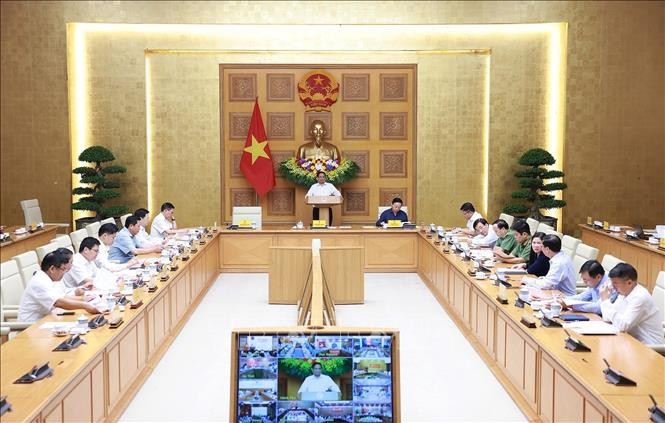 Thủ tướng Phạm Minh Chính chủ trì họp triển khai giải pháp khắc phục hậu quả bão số 10. Ảnh: Dương Giang/TTXVN