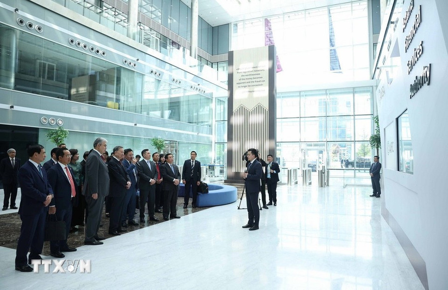 Tổng Bí thư Tô Lâm thăm Trung tâm Tài chính Astana AIFC.(Ảnh: Thống Nhất/TTXVN). 90.jpg