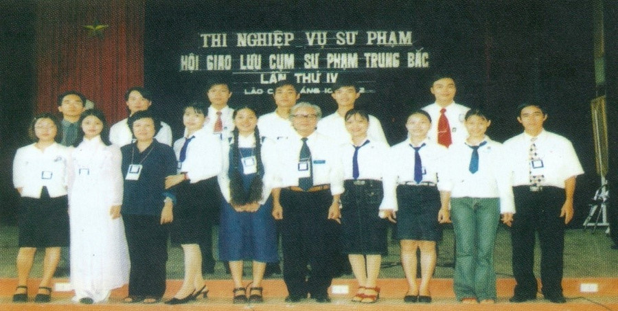 Thầy, cô và SV Khoa Ngữ văn trong Hội giao lưu cụm Sư phạm Trung Bắc. 10.jpg