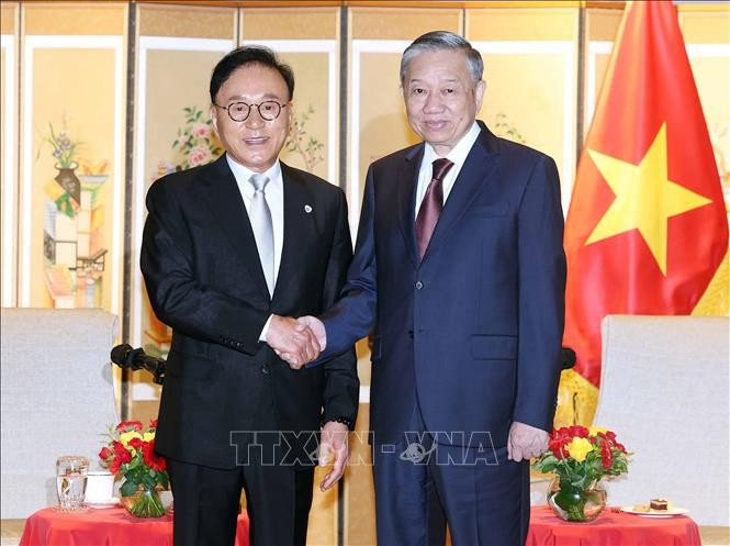 Tổng Bí thư Tô Lâm tiếp ông Park Soo Kwan, nguyên Tổng lãnh sự danh dự Việt Nam tại khu vực Busan - Gyeongnam. (Ảnh: Thống Nhất/TTXVN)