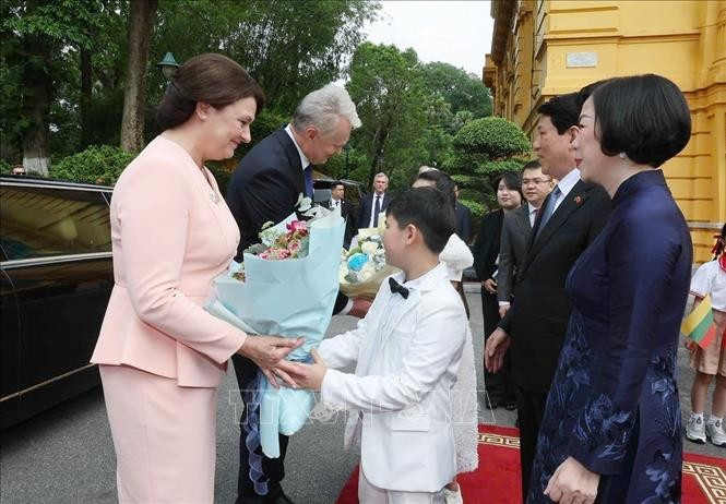 Thiếu nhi Hà Nội chào đón Tổng thống Cộng hoà Litva Gitanas Nauseda và Phu nhân sang thăm chính thức Việt Nam. (Ảnh: Lâm Khánh/TTXVN) Thiếu nhi Hà Nội chào đón Tổng thống Cộng hoà Litva Gitanas Nauseda và Phu nhân sang thăm chính thức Việt Nam. (Ảnh: Lâm Khánh/TTXVN)
