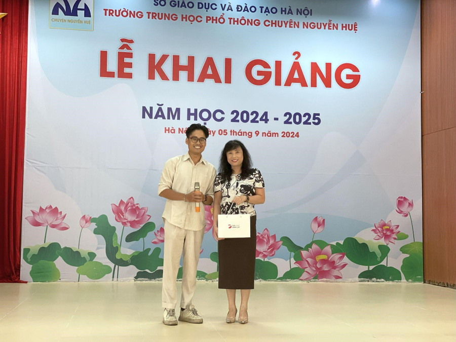Diễn giả Hoàng Đức - đại diện DOL English và BGH trường THPT Chuyên Nguyễn Huệ .