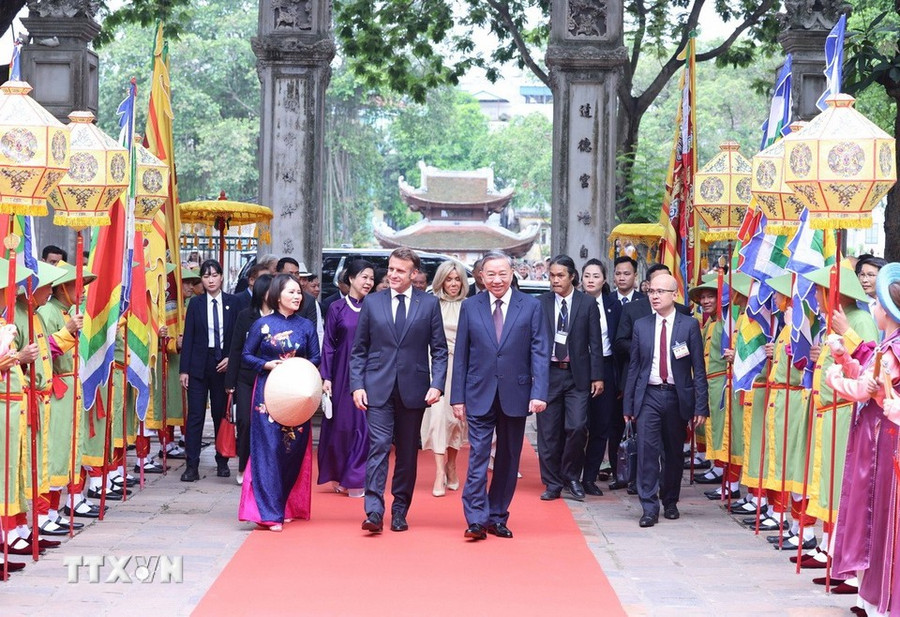 Tổng Bí thư Tô Lâm và Phu nhân cùng Tổng thống Pháp Emmanuel Macron và Phu nhân đến thăm Văn Miếu-Quốc Tử Giám. (Ảnh: Thống Nhất/TTXVN). 279-5935.jpg
