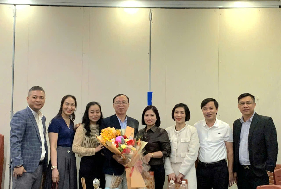 Tập thể lớp 12C khóa 1995-1998 tri ân thầy chủ nhiệm Trần Đăng Ngân - tháng 11/2025.