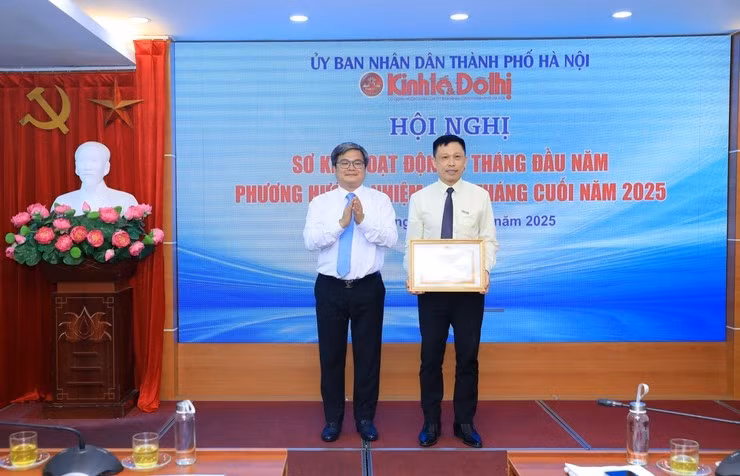 PGS TS Nguyễn Thành Lợi, Tổng Biên tập Báo Kinh tế &amp; Đô thị vinh dự được nhận Bằng khen của Chủ tịch UBND Thành phố vì đã có thành tích xuất sắc trong Phong trào thi đua thực hiện nhiệm vụ công tác từ năm 2023 đến năm 2024