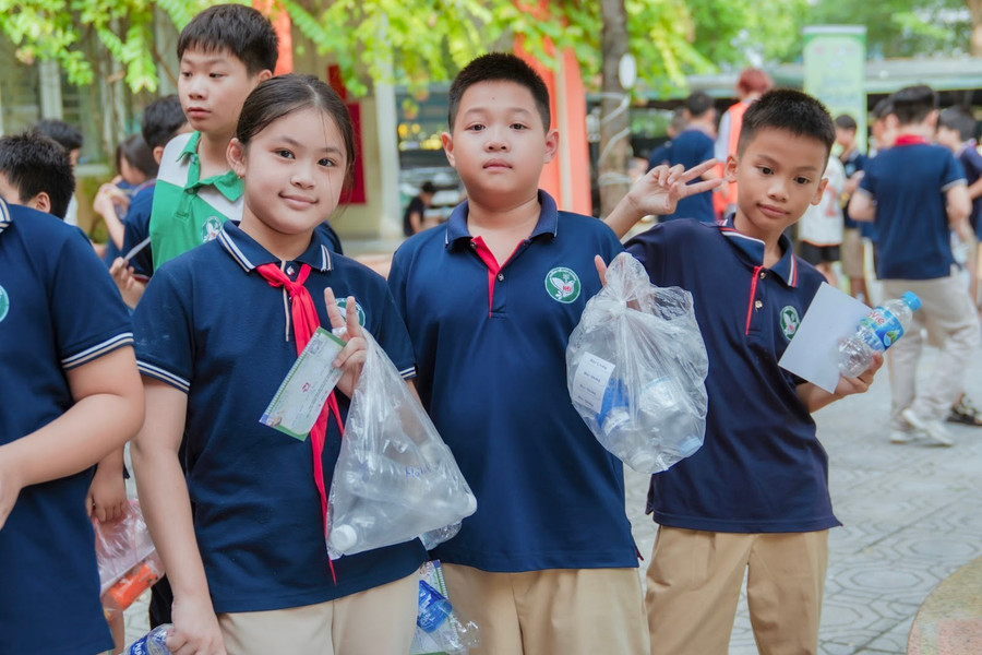 Cô trò trường Tiểu học Hạ Đình (P. Khương Đình) cùng tham quan các sản phẩm tái chế tại “Trạm Triển Lãm Xanh”. 42.jpg