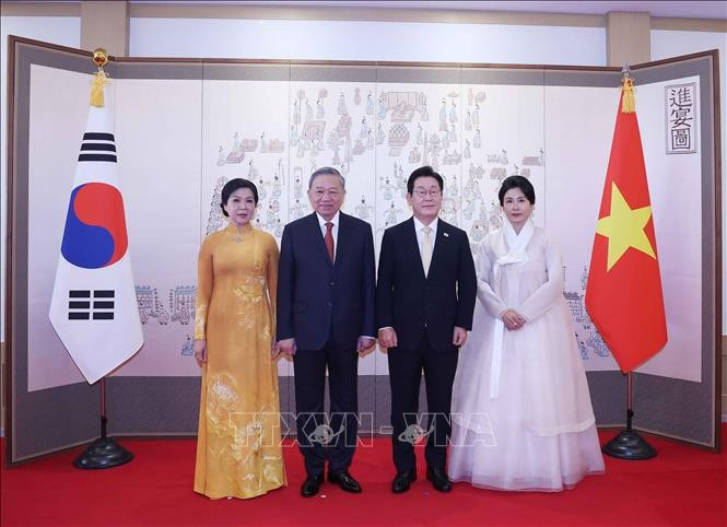 Tổng thống Hàn Quốc Lee Jae Myung và Phu nhân cùng Tổng Bí thư Tô Lâm và Phu nhân. (Ảnh: Thống Nhất/TTXVN) Tổng thống Hàn Quốc Lee Jae Myung và Phu nhân cùng Tổng Bí thư Tô Lâm và Phu nhân. (Ảnh: Thống Nhất/TTXVN)