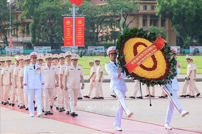Đoàn đại biểu Đảng ủy Công an Trung ương - Bộ Công an đặt vòng hoa tưởng niệm Chủ tịch Hồ Chí Minh. (Ảnh: An Đăng/TTXVN) Đoàn đại biểu Đảng ủy Công an Trung ương - Bộ Công an đặt vòng hoa tưởng niệm Chủ tịch Hồ Chí Minh. (Ảnh: An Đăng/TTXVN)