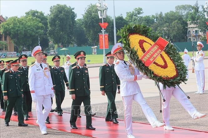 Đoàn đại biểu Quân ủy Trung ương - Bộ Quốc phòng đặt vòng hoa tưởng niệm Chủ tịch Hồ Chí Minh. (Ảnh: An Đăng/TTXVN) Đoàn đại biểu Quân ủy Trung ương - Bộ Quốc phòng đặt vòng hoa tưởng niệm Chủ tịch Hồ Chí Minh. (Ảnh: An Đăng/TTXVN)