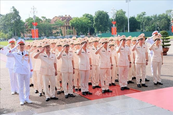 Đoàn đại biểu Đảng ủy Công an Trung ương - Bộ Công an đặt vòng hoa tưởng niệm Chủ tịch Hồ Chí Minh. (Ảnh: An Đăng/TTXVN) Đoàn đại biểu Đảng ủy Công an Trung ương - Bộ Công an đặt vòng hoa tưởng niệm Chủ tịch Hồ Chí Minh. (Ảnh: An Đăng/TTXVN)
