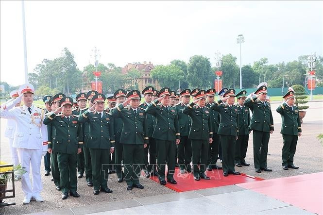 Đoàn đại biểu Quân ủy Trung ương - Bộ Quốc phòng đặt vòng hoa tưởng niệm Chủ tịch Hồ Chí Minh. (Ảnh: An Đăng/TTXVN) Đoàn đại biểu Quân ủy Trung ương - Bộ Quốc phòng đặt vòng hoa tưởng niệm Chủ tịch Hồ Chí Minh. (Ảnh: An Đăng/TTXVN)