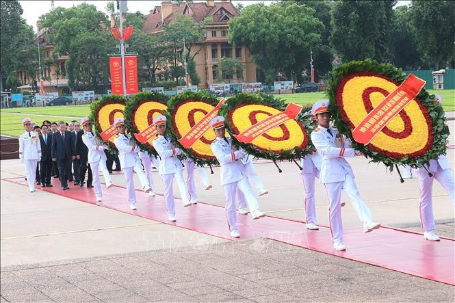 Lãnh đạo Đảng, Nhà nước đặt vòng hoa và vào Lăng viếng Chủ tịch Hồ Chí Minh. (Ảnh: An Đăng/TTXVN) Lãnh đạo Đảng, Nhà nước đặt vòng hoa và vào Lăng viếng Chủ tịch Hồ Chí Minh. (Ảnh: An Đăng/TTXVN)