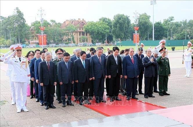 Lãnh đạo Đảng, Nhà nước đặt vòng hoa và vào Lăng viếng Chủ tịch Hồ Chí Minh. (Ảnh: An Đăng/TTXVN) Lãnh đạo Đảng, Nhà nước đặt vòng hoa và vào Lăng viếng Chủ tịch Hồ Chí Minh. (Ảnh: An Đăng/TTXVN)