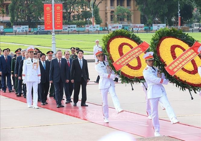 Lãnh đạo Đảng, Nhà nước đến đặt vòng hoa và vào Lăng viếng Chủ tịch Hồ Chí Minh. (Ảnh: An Đăng/TTXVN) Lãnh đạo Đảng, Nhà nước đến đặt vòng hoa và vào Lăng viếng Chủ tịch Hồ Chí Minh. (Ảnh: An Đăng/TTXVN)