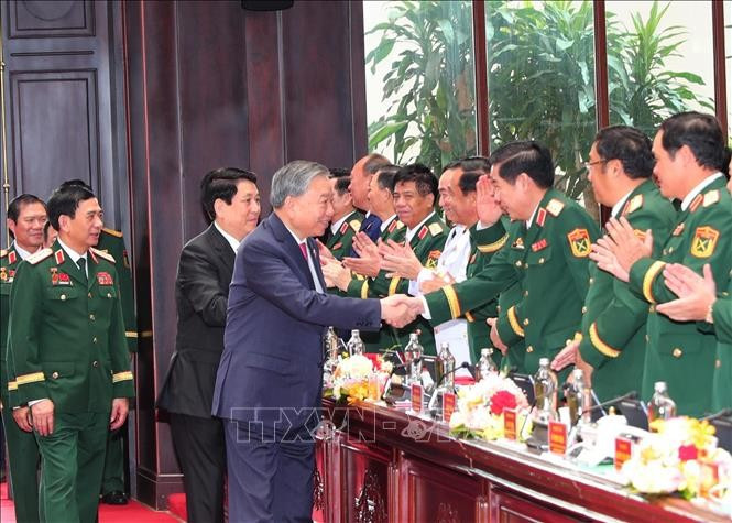 Tổng Bí thư Tô Lâm và Chủ tịch nước Lương Cường với các đại biểu tại đại hội. Ảnh: Trọng Đức/TTXVN