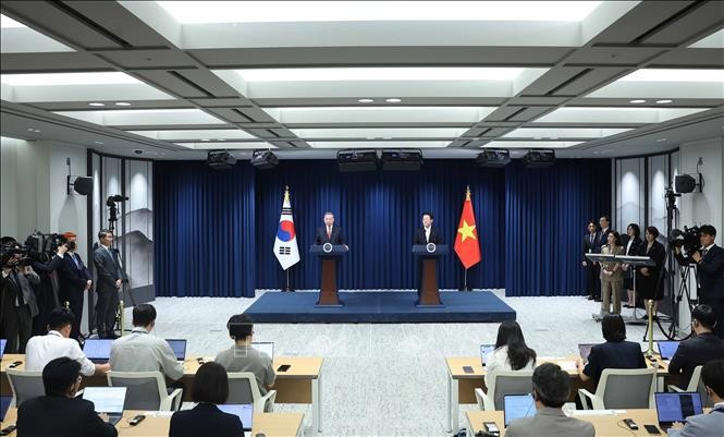 Tổng Bí thư Tô Lâm và Tổng thống Hàn Quốc Lee Jae Myung gặp gỡ báo chí. (Ảnh: Thống Nhất/TTXVN) Tổng Bí thư Tô Lâm và Tổng thống Hàn Quốc Lee Jae Myung gặp gỡ báo chí. (Ảnh: Thống Nhất/TTXVN)