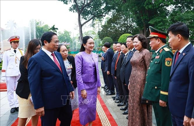 Thủ tướng Phạm Minh Chính giới thiệu với Thủ tướng Thái Lan Paetongtarn Shinawatra thành viên đoàn Việt Nam. (Ảnh: Dương Giang/TTXVN) Thủ tướng Phạm Minh Chính giới thiệu với Thủ tướng Thái Lan Paetongtarn Shinawatra thành viên đoàn Việt Nam. (Ảnh: Dương Giang/TTXVN)
