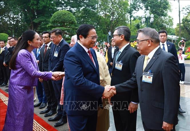 Thủ tướng Phạm Minh Chính và Thủ tướng Thái Lan Paetongtarn Shinawatra với đại diện các nước ASEAN tại Hà Nội. (Ảnh: Dương Giang/TTXVN) Thủ tướng Phạm Minh Chính và Thủ tướng Thái Lan Paetongtarn Shinawatra với đại diện các nước ASEAN tại Hà Nội. (Ảnh: Dương Giang/TTXVN)