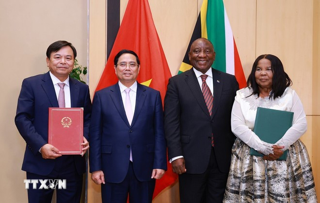 Thủ tướng Phạm Minh Chính và Tổng thống Cộng hòa Nam Phi Matamela Cyril Ramaphosa chứng kiến ký kết Bản ghi nhớ Hợp tác về Nông nghiệp giữa Bộ Nông nghiệp và Môi trường và Bộ Nông nghiệp Nam Phi. (Ảnh: Dương Giang/TTXVN)