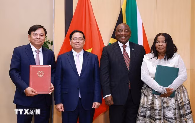 Thủ tướng Phạm Minh Chính và Tổng thống Cộng hòa Nam Phi Matamela Cyril Ramaphosa chứng kiến ký kết Bản ghi nhớ Hợp tác về Nông nghiệp giữa Bộ Nông nghiệp và Môi trường và Bộ Nông nghiệp Nam Phi. (Ảnh: Dương Giang/TTXVN)