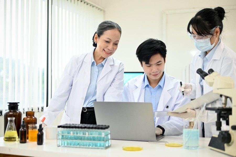 Sinh viên được nghiên cứu thuốc phòng thí nghiệm. 209.jpg
