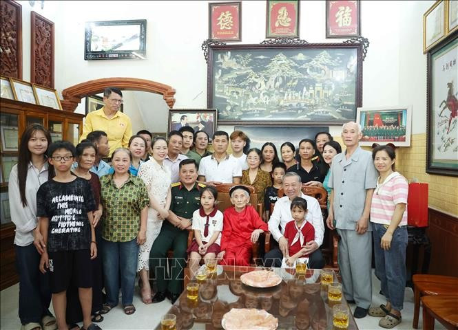 Tổng Bí thư Tô Lâm với gia đình Mẹ Việt Nam Anh hùng Lê Thị Sáu. (Ảnh: Thống Nhất/TTXVN) Tổng Bí thư Tô Lâm với gia đình Mẹ Việt Nam Anh hùng Lê Thị Sáu. (Ảnh: Thống Nhất/TTXVN)