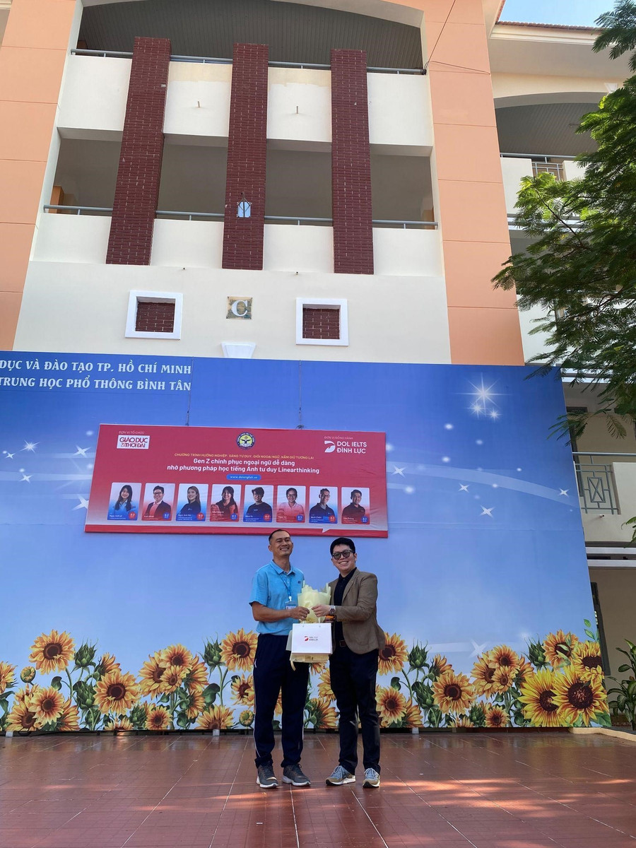 Thầy Phạm Anh Minh - Đại diện DOL English gửi tặng hoa BGH nhà trường. 318.jpg