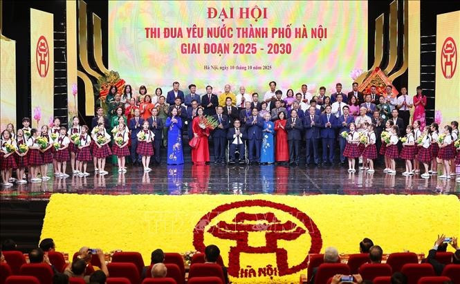 Thủ tướng Phạm Minh Chính tặng hoa chúc mừng các đại biểu điển hình tiên tiến đi dự Đại hội Thi đua yêu nước toàn quốc lần thứ XI. Ảnh: Dương Giang/TTXVN Thủ tướng Phạm Minh Chính tặng hoa chúc mừng các đại biểu điển hình tiên tiến đi dự Đại hội Thi đua yêu nước toàn quốc lần thứ XI. Ảnh: Dương Giang/TTXVN